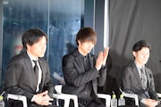 中継先の“トーキョーグールサポーターズ”に拍手する窪田正孝。