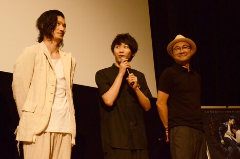 左から淵上泰史、須賀健太、内田英治。