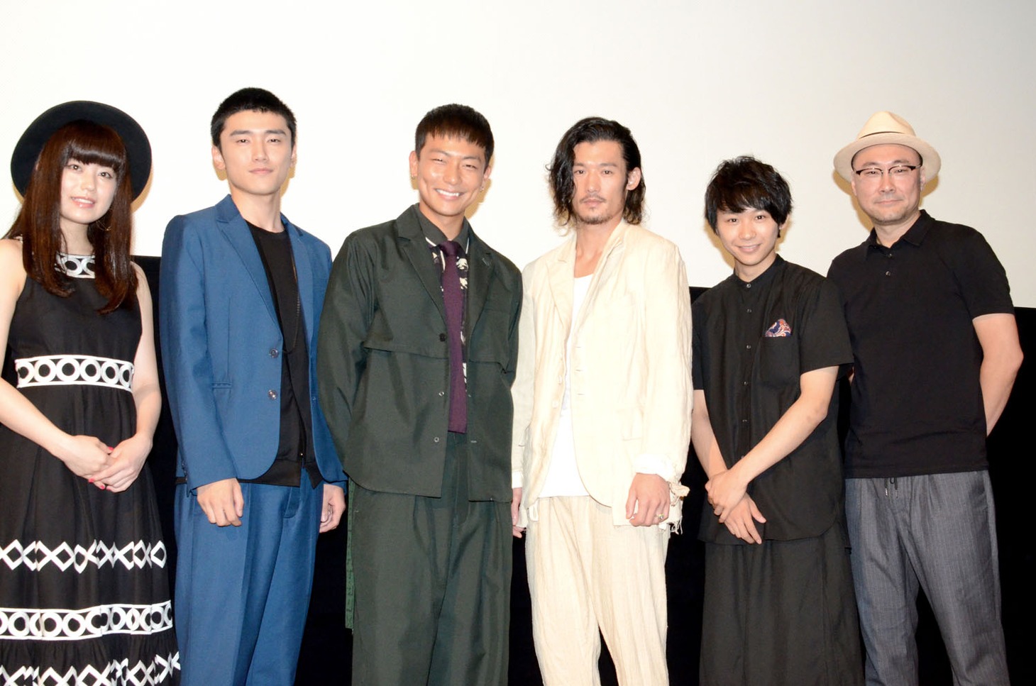 左から冨手麻妙、川籠石駿平、田中俊介、淵上泰史、須賀健太、内田英治監督。