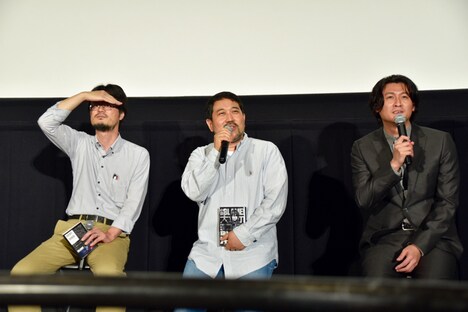 左から塩澤快浩編集長、瀬下寛之監督、冲方丁。