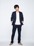 鈴木礼役を演じる要潤。