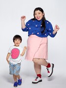 鈴木麗音役の川原瑛都と、鈴木カンナ役の渡辺直美。