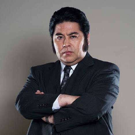 皆川猿時扮する三宅徹。