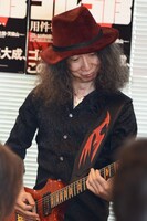 展覧会の公式テーマ曲「13th Shot」をパフォーマンスする山本恭司。