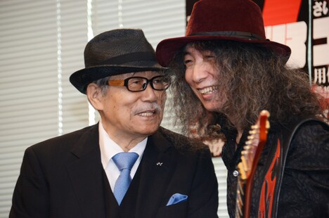 談笑するさいとう・たかを（左）と山本恭司（右）。