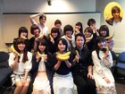 アニメ「アホガール」八代拓ら追加キャスト発表、バナナを持った集合写真も