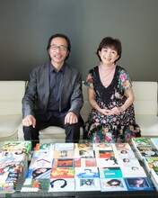 秋本治（左）と太田裕美（右）。