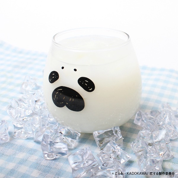 「アザラシ君グラス」に白い飲み物を注いだ様子。