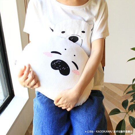 シロクマさんのTシャツを着て「アザラシ君モフモフクッション」を抱けば、こんな姿も再現できる。