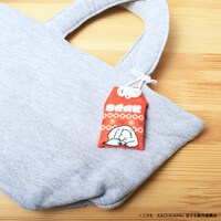 「お守り風マスコット」をつけた様子。