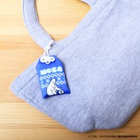 「お守り風マスコット」をつけた様子。