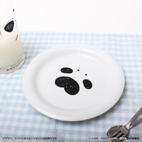 フードプレート、グラス、スプーン、フォークを並べた様子。