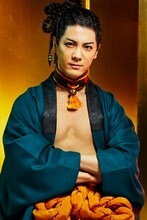 島左近に扮する中村誠治郎。