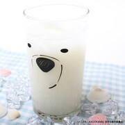 「シロクマさんグラス」に白い飲み物を注いだ様子。