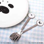 フードプレート、グラス、スプーン、フォークを並べた様子。