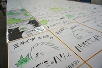 全国77カ所の書店で設置されるイラスト色紙。