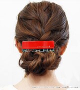 アンシーをモチーフにしたバレッタの着用例。