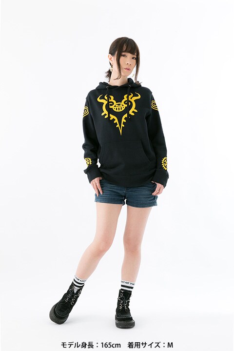 「ONE PIECE トラファルガー・ロー イメージパーカー（ドレスローザ編） コスプレキャラクターアイテム」の着用例。