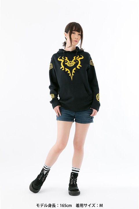 「ONE PIECE トラファルガー・ロー イメージパーカー（ドレスローザ編） コスプレキャラクターアイテム」の着用例。