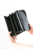 水銀燈をモチーフにした財布の使用例。