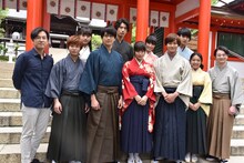 前列左から小泉徳宏、矢本悠馬、新田真剣佑、広瀬すず、野村周平、上白石萌音、森永悠希。後列左から清原果耶、賀来賢人、優希美青、佐野勇斗。