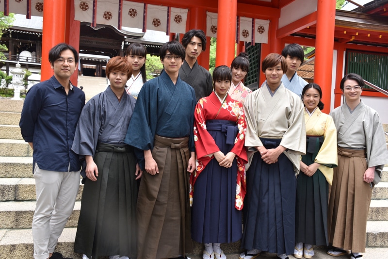 前列左から小泉徳宏監督、矢本悠馬、新田真剣佑、広瀬すず、野村周平、上白石萌音、森永悠希。後列左から清原果耶、賀来賢人、優希美青、佐野勇斗。
