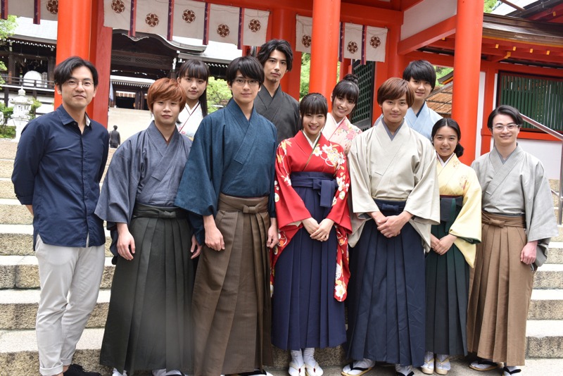 前列左から小泉徳宏監督、矢本悠馬、新田真剣佑、広瀬すず、野村周平、上白石萌音、森永悠希。後列左から清原果耶、賀来賢人、優希美青、佐野勇斗。