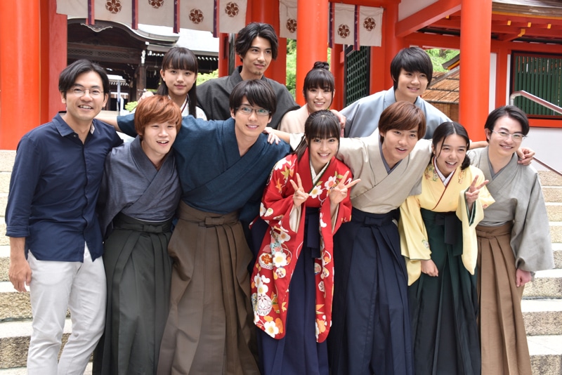 前列左から小泉徳宏監督、矢本悠馬、新田真剣佑、広瀬すず、野村周平、上白石萌音、森永悠希。後列左から清原果耶、賀来賢人、優希美青、佐野勇斗。