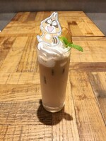 「『サツマイモってうまいだろ？そんなかでもな、自分でとってきたやつが一番おいしいんだぜ！』アライグマくんのキャラメルラテ サツマイモチップス添え」