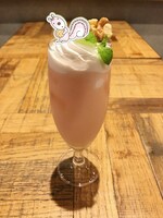 「『シマリスは知っているのでぃす…。いちごと生クリームが相性バッチリなこと…そして、そこにクルミを添えても美味しいということを…』シマリスくんのいちごミルク クルミ添え」