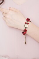 真紅をモチーフにした腕時計の着用例。