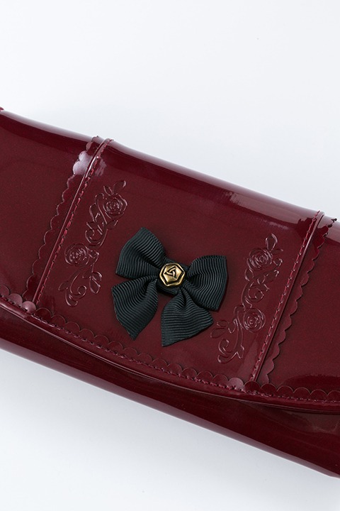 真紅モデルの財布。