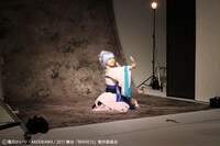 ビジュアル撮影中の様子。礒部花凜演じる伊佐那海。