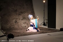 ビジュアル撮影中の様子。礒部花凜演じる伊佐那海。