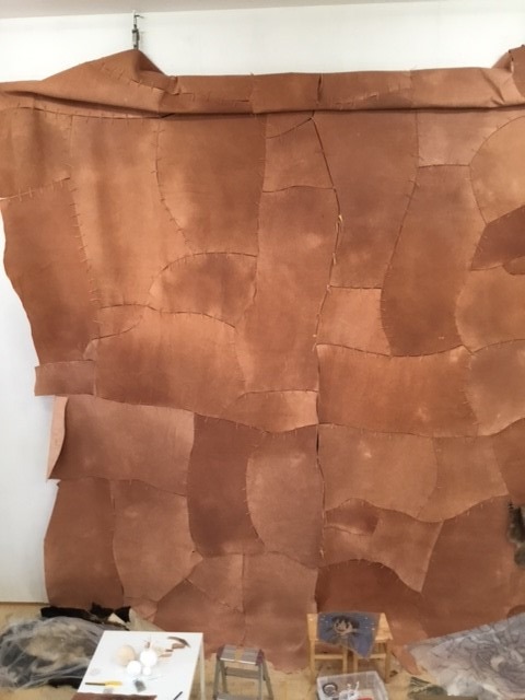 鴻池朋子の制作風景。