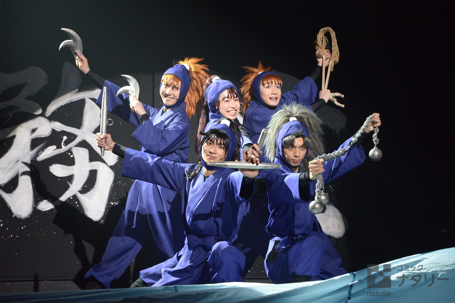 「ミュージカル『忍たま乱太郎』第8弾 再演 ～がんばれ五年生！技あり、術あり、初忍務!!～」ゲネプロより。上段左から久下恭平演じる鉢屋三郎、佐藤智広演じる尾浜勘右衛門、吉田翔吾演じる不破雷蔵。下段左から山木透演じる久々知兵助、栗原大河演じる竹谷八左ヱ門。