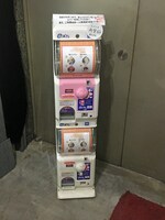 限定缶バッジがもらえるカプセル自販機。