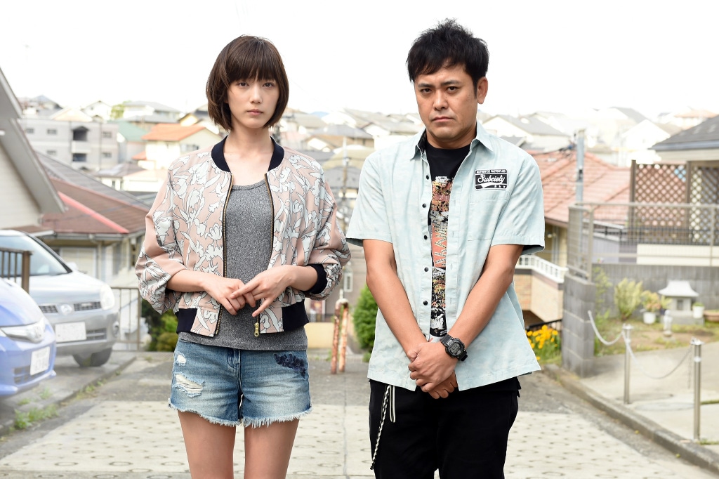 羽田梓役の本田翼（左）と、富岡ゆうじ役の有田哲平（右）。(c)TBS