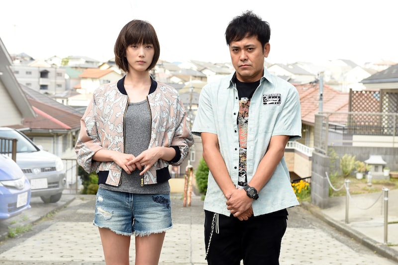 羽田梓役の本田翼(左)と、富岡ゆうじ役の有田哲平(右)。(c)TBS