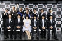 「クレンリネスブルーメンバー発表記者会見」の様子。前列左から置鮎龍太郎、関智一、春野杏、吉野裕行、阪口大助、保志総一朗。後列左から天津向、アリ☆こうた・アリ、じゅんいちダビッドソン、アモーレ橋本、浅野智秋、杉山紀彰、岸尾だいすけ。