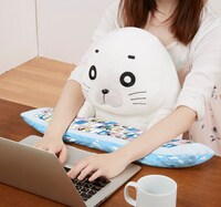 「ゴマちゃん PCクッション」の使用例。