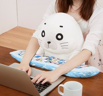 「ゴマちゃん PCクッション」の使用例。
