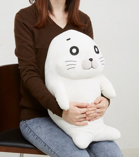 「ゴマちゃん PCクッション」の使用例。