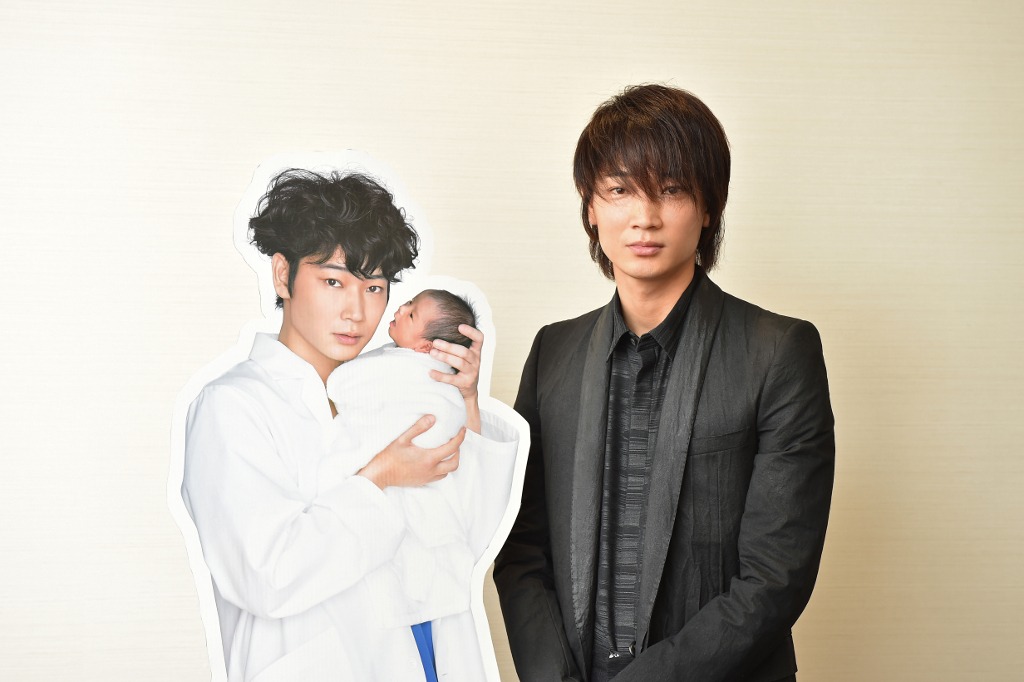 鴻鳥サクラ役の綾野剛。(c)TBS