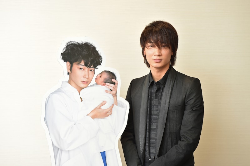 鴻鳥サクラ役の綾野剛。(c)TBS