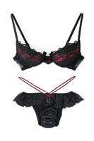 ゼロモデルのランジェリーセット。