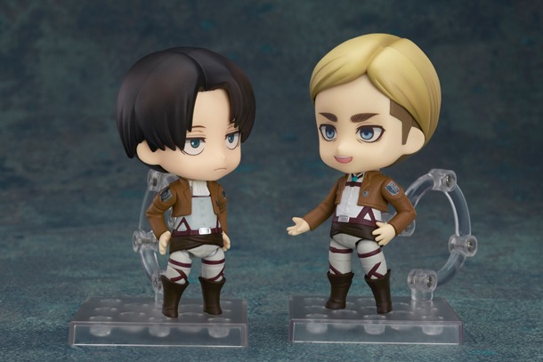 「ねんどろいど エルヴィン・スミス」と別売りの「ねんどろいど リヴァイ」を並べた様子。