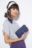 ルルーシュ・ランペルージモデルのウォレットショルダー使用例。