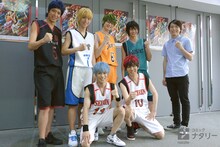 「舞台『黒子のバスケ』OVER-DRIVE」囲み取材より。前列左から黒子テツヤ役の小野賢章、火神大我役の安里勇哉。後列左から青峰大輝役の小沼将太、黄瀬涼太役の黒羽麻璃央、緑間真太郎役の畠山遼、花宮真役の太田基裕、演出の中屋敷法仁。