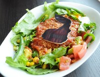 Frame cafeで提供される「壁の巨人級タコライス」。